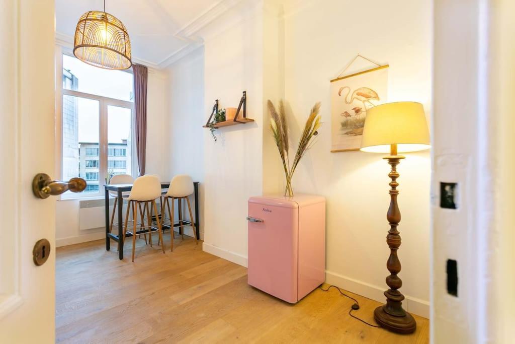 Pink Fairytale-Like Apartment Antwerp Exterior photo
